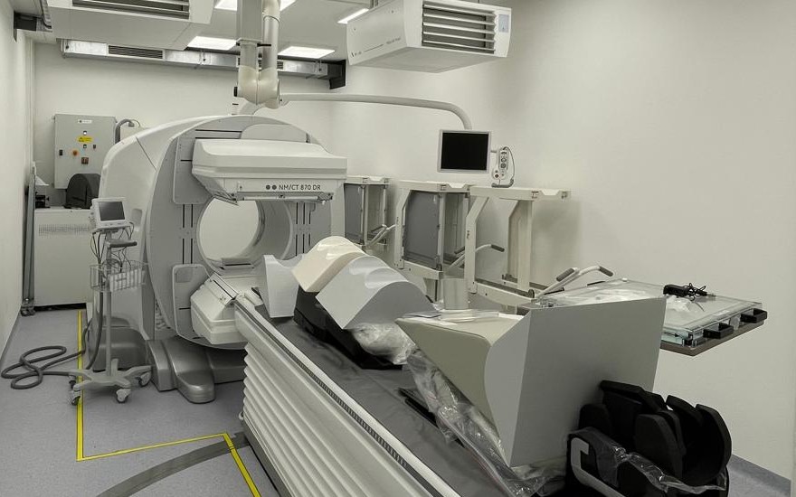 Nuklearmedizinisches CT mit Patientenliege im Untersuchungsraum einer temporären Klinikeinheit